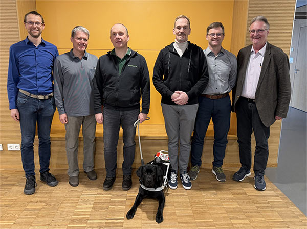 Gruppenfoto Jürgen Fleger mit Blindenhund Ella und Lehrern der Schule